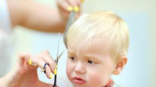 Что нужно делать с волосами ребенка после первой стрижки