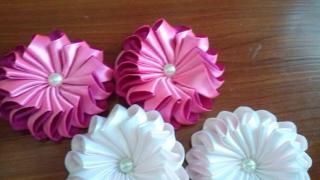 Мастер-класс по зефиркам канзаши: цветок из лент с фото Зефирки из атласных лент 2